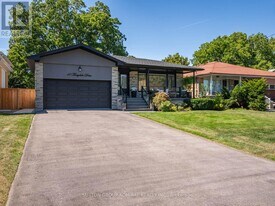 10 Terrydale Dr in Toronto, ON - Building Photo