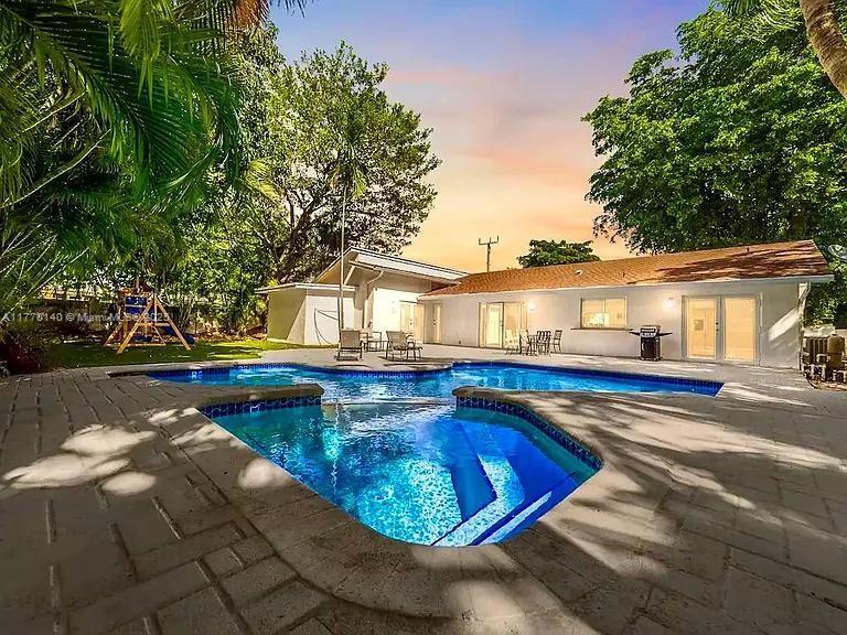 20270 NE 25th Ave in Miami, FL - Building Photo