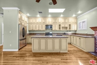 3930 La Crescenta Ave in La Crescenta, CA - Building Photo - Building Photo