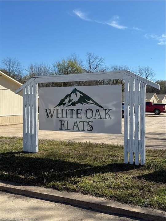 184 E 5th St in Waldron, AR - Building Photo