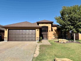 420 Sabal Loop in Laredo, TX - Building Photo