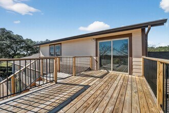 16200 Round Mountain Rd in Leander, TX - Foto de edificio - Building Photo