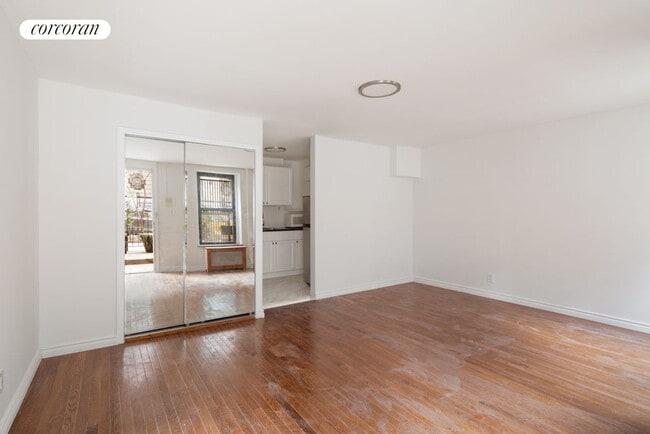 337 W 48th St in New York, NY - Building Photo - Building Photo