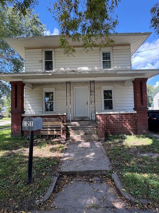 121 1st St NW in Oelwein, IA - Building Photo