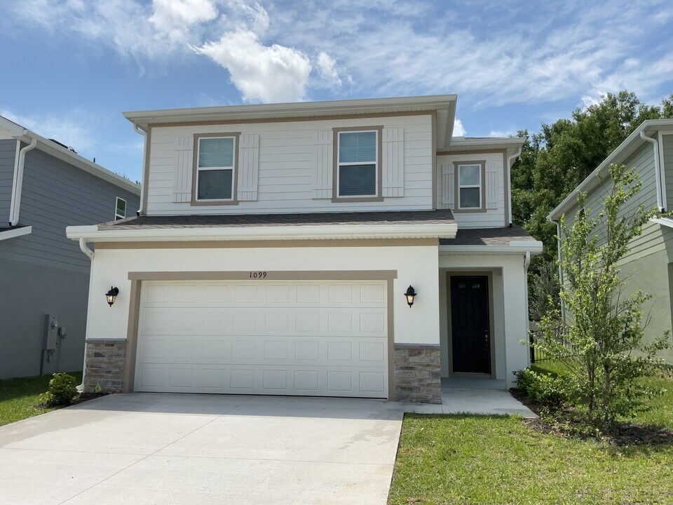 1101 David Walker Dr in Eustis, FL - Building Photo