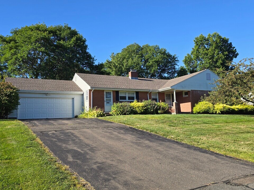 11 Eastwood Rd in West Hartford, CT - Building Photo