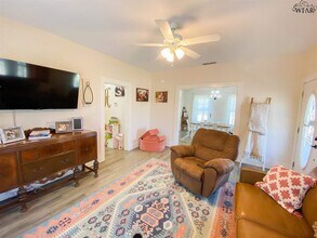 311 W Alameda St in Iowa Park, TX - Building Photo - Building Photo