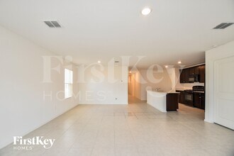 1061 Crestview Dr in Hutchins, TX - Foto de edificio - Building Photo