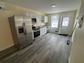 10 Boulder Dr in Milford, ME - Foto de edificio - Building Photo