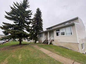 Clareview Court in Edmonton, AB - Building Photo - Building Photo