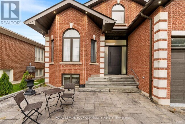 72 A Oxford St in Richmond Hill, ON - Building Photo - Building Photo