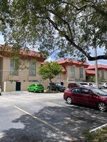 10905 N Kendall Dr in Miami, FL - Building Photo