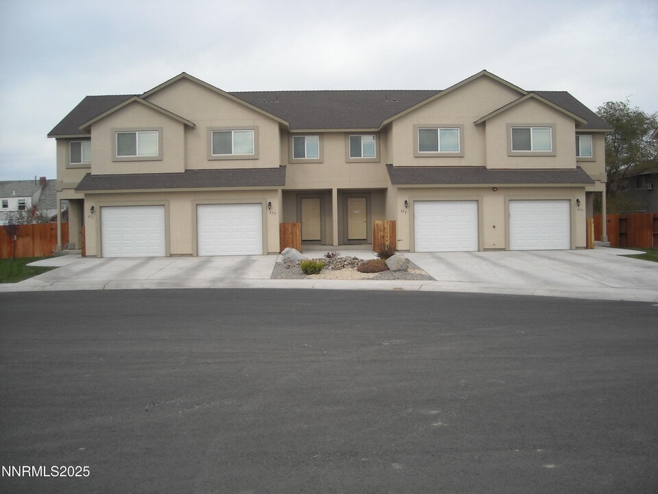 655 Desert Springs Ct in Fallon, NV - Building Photo