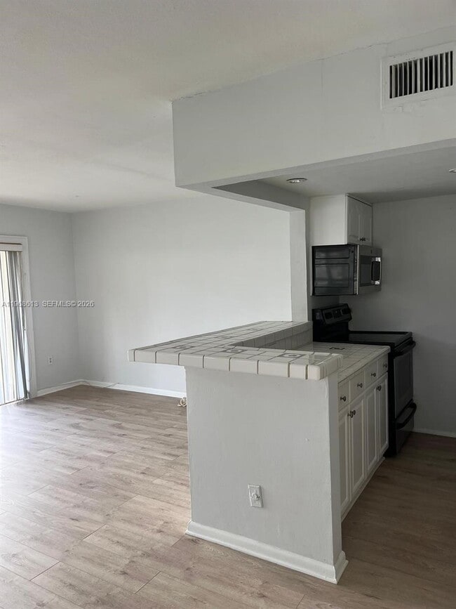 7304 SW 82nd St in Miami, FL - Building Photo - Building Photo