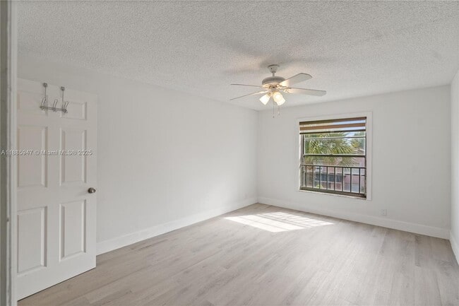 8005 Lake Dr in Doral, FL - Building Photo - Building Photo