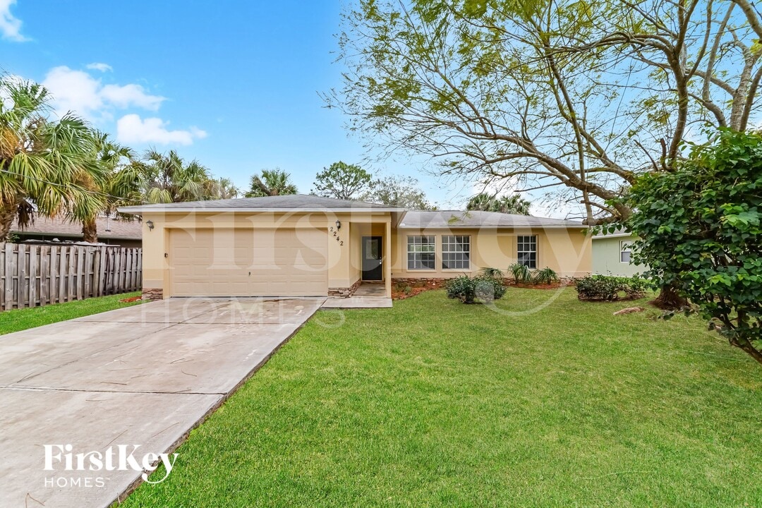 2242 Sagebloom Terrace in North Port, FL - Foto de edificio