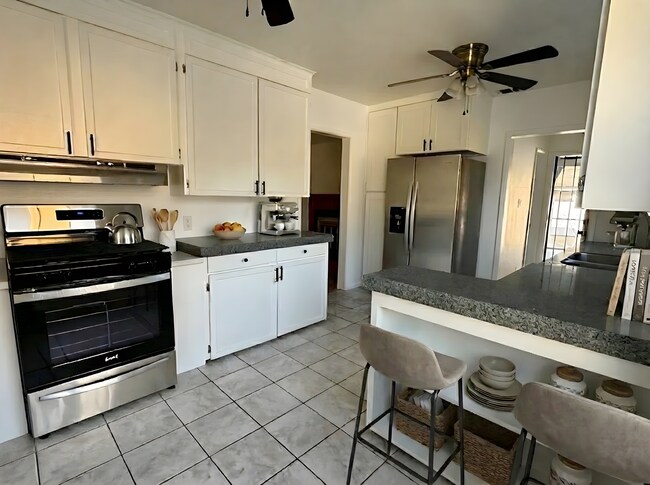 11559 Blix St in Los Angeles, CA - Building Photo - Building Photo