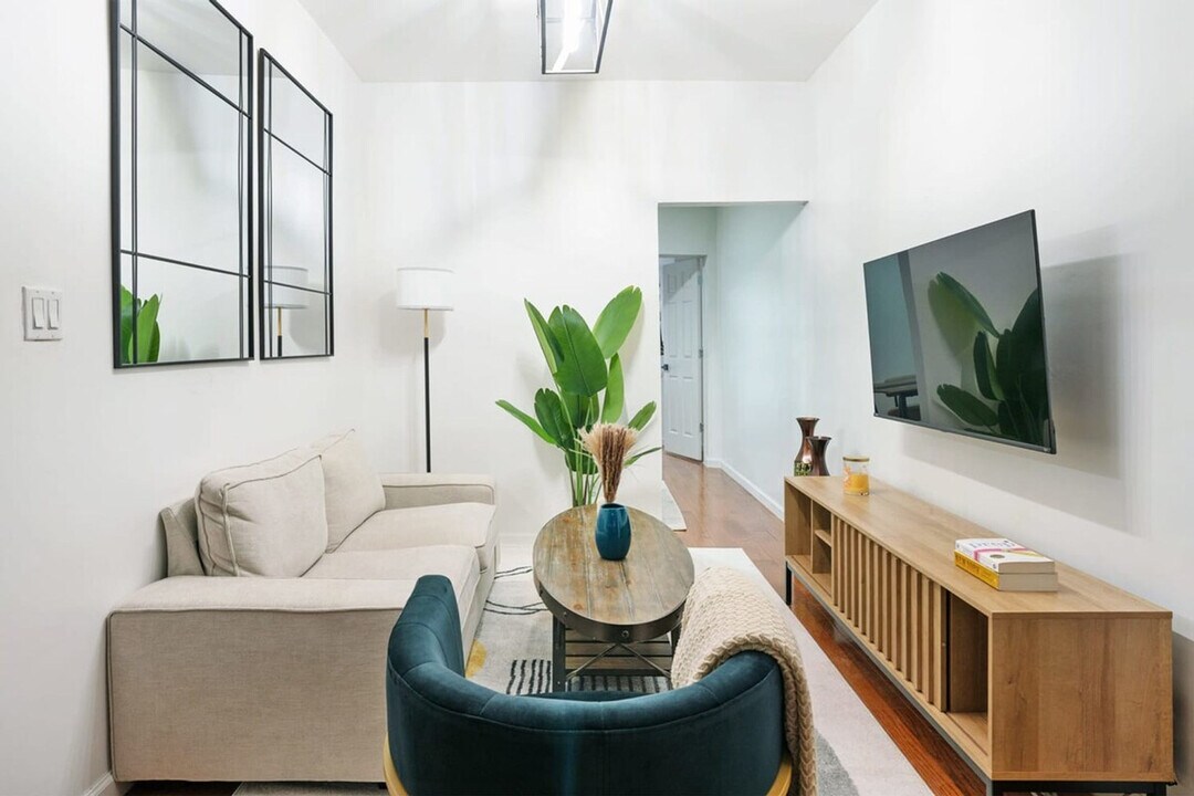 454 W 47th St in New York, NY - Building Photo