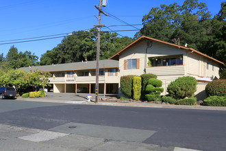 Town and Country Apartments in Santa Rosa, CA - Building Photo - Building Photo