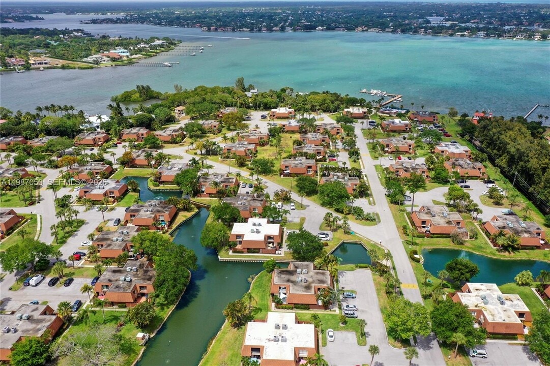 825 Center St 35C in Jupiter, FL - Building Photo