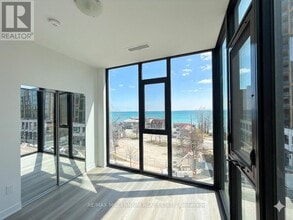 2075 Lakeshore Rd. in Burlington, ON - Building Photo - Building Photo