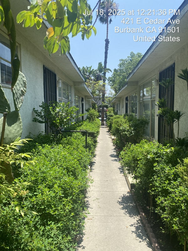 421 E Cedar Ave in Burbank, CA - Building Photo - Building Photo
