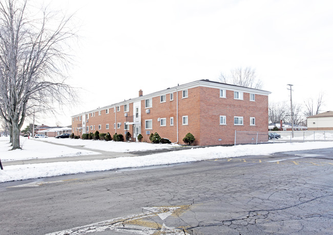 23721 Kelly Rd in Eastpointe, MI - Foto de edificio - Building Photo