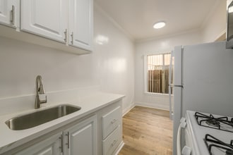 1317 N Bronson Ave in Los Angeles, CA - Foto de edificio - Building Photo