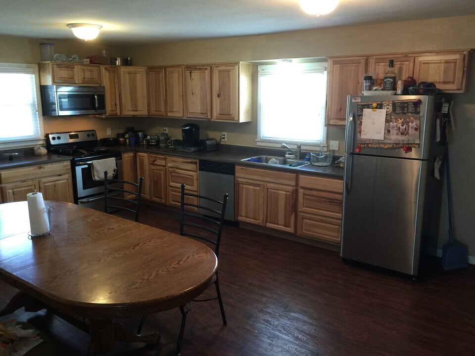 1117 Centennial Blvd, Unit Upper Unit in Hays, KS - Building Photo