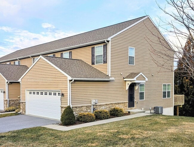 361 Cedar Holw in Manheim, PA - Building Photo - Building Photo