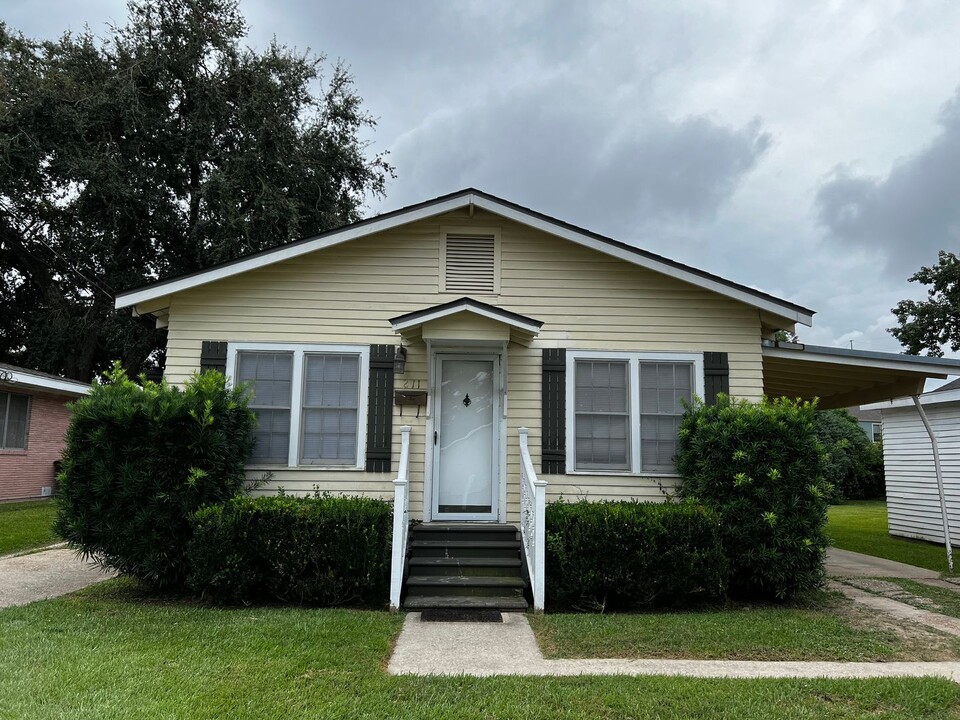 211 St Michael St in Lafayette, LA - Building Photo