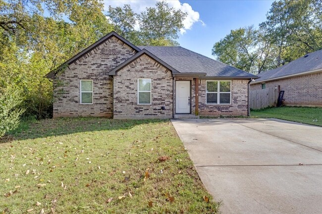 230 E Johnson St in Denison, TX - Building Photo - Building Photo