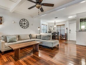 2913 Pearl St, Unit 102 in Austin, TX - Foto de edificio - Building Photo