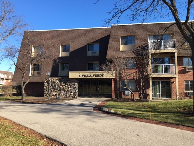 4 Villa Verde Dr in Buffalo Grove, IL - Building Photo