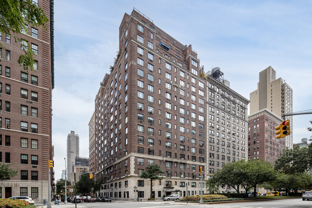 1095 Park Ave in New York, NY - Building Photo