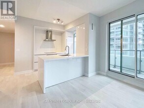 2221 Yonge St in Toronto, ON - Building Photo - Building Photo