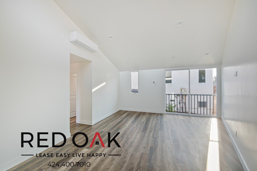 2134 1/2 Cove Ave in Los Angeles, CA - Building Photo