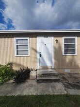 1021 Selkirk St in West Palm Beach, FL - Building Photo - Building Photo