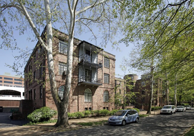 150-152 N Brentwood in Clayton, MO - Foto de edificio - Building Photo