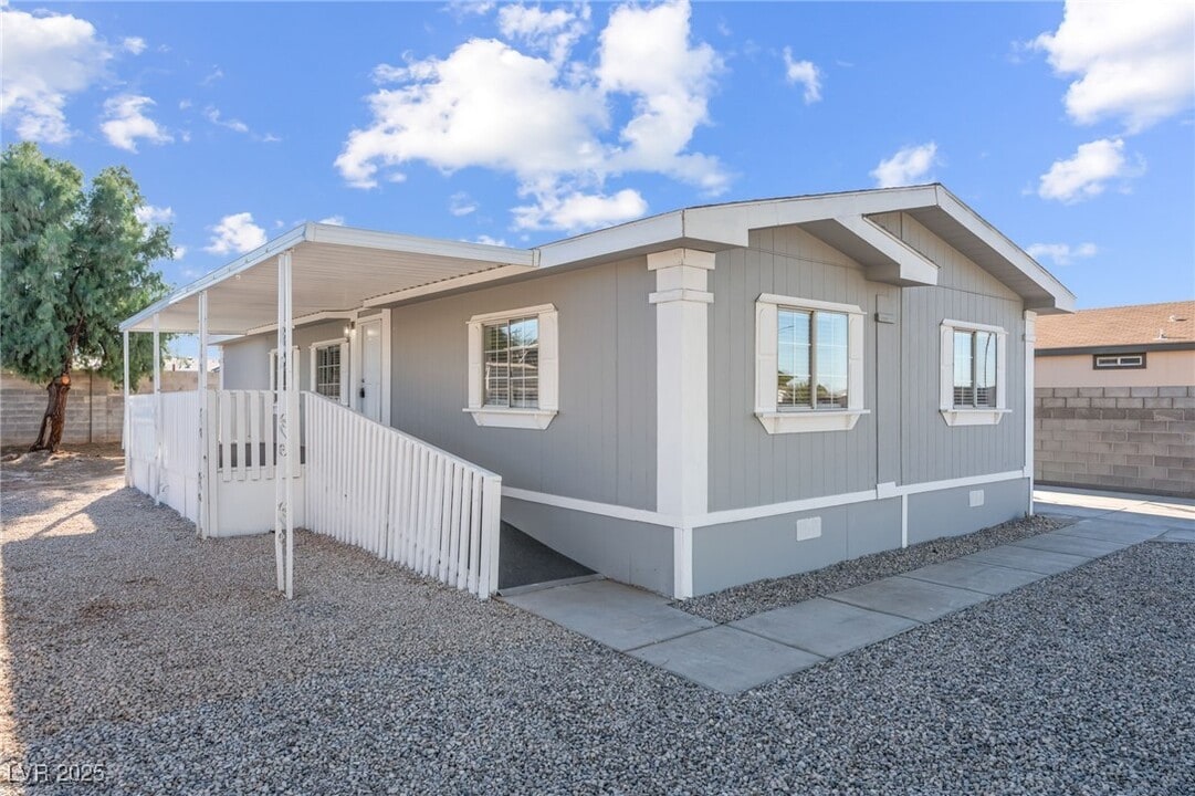 6155 E Carey Ave in Las Vegas, NV - Building Photo