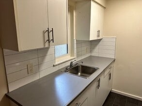 1255 Grant St in Victoria, BC - Building Photo - Building Photo