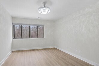 70 Pheasant Run in Roslyn, NY - Building Photo - Building Photo