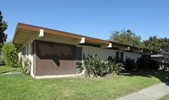 735 W Provential Dr in Anaheim, CA - Building Photo