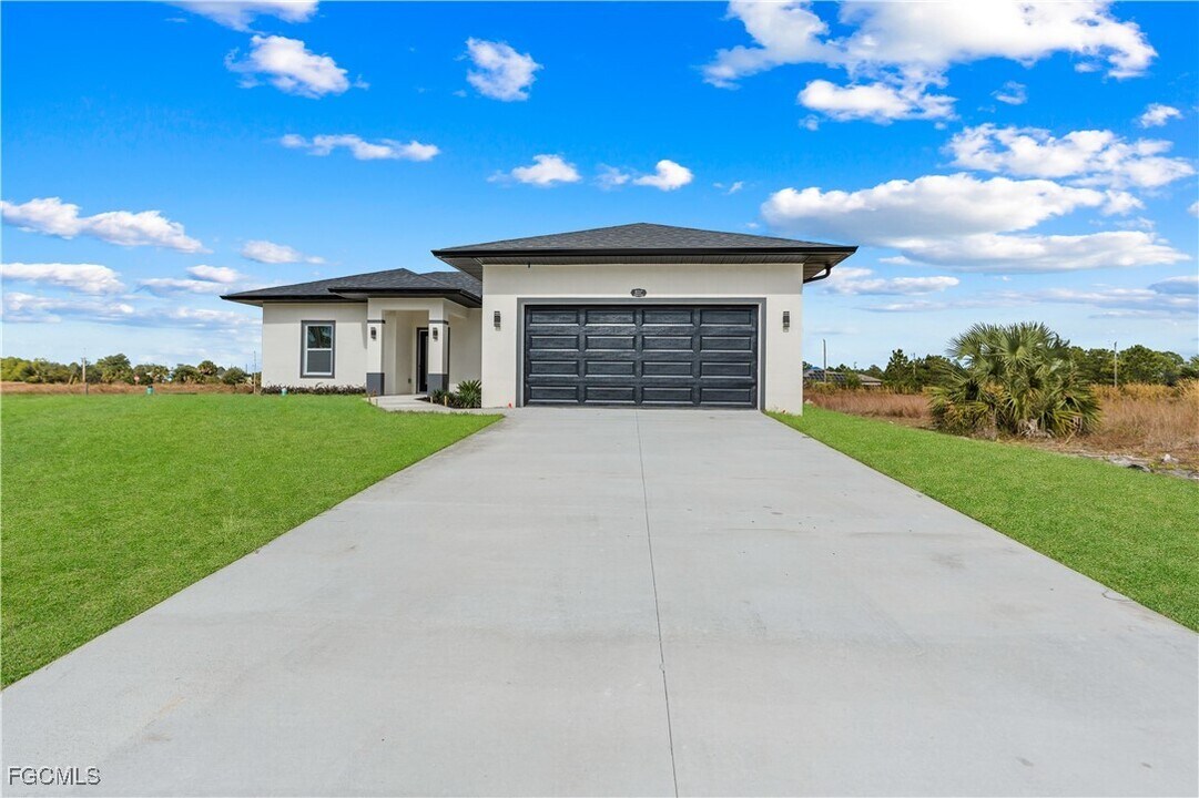 837 Colyer St E in Lehigh Acres, FL - Building Photo