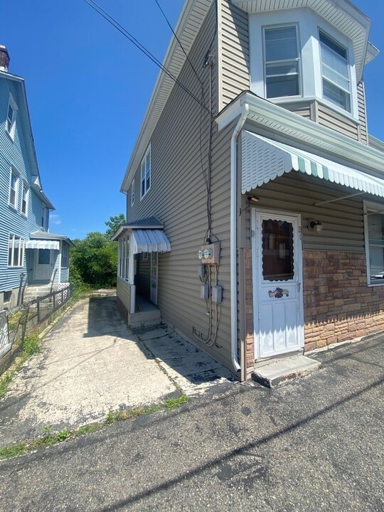 15 W High St in Coaldale, PA - Building Photo