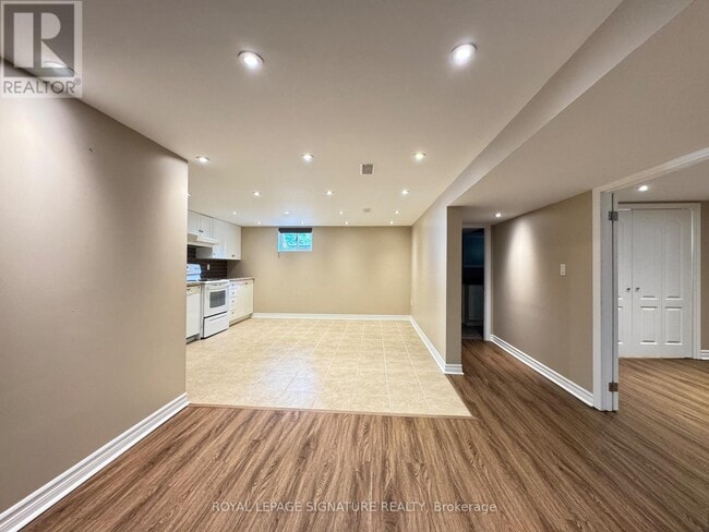 36 Johnson Rd in Aurora, ON - Building Photo - Building Photo