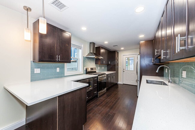 28 Albion St, Unit 1 in Medford, MA - Foto de edificio - Building Photo