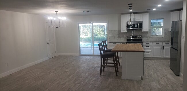 2431 Welch St in Ft. Myers, FL - Building Photo - Building Photo