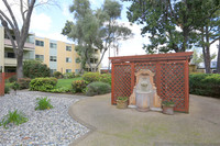 The Huntington Apartments in Sacramento, CA - Building Photo - Building Photo