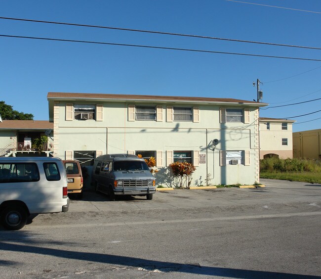741 NW 60th St in Miami, FL - Foto de edificio - Building Photo